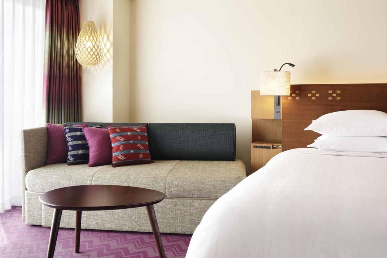 Sheraton Okinawa Sunmarina Resort Онна Екстериор снимка